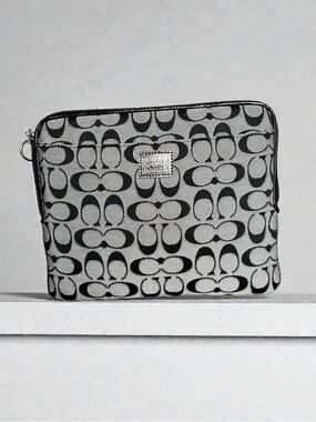 🌻COACH Poppy Silver/Moonlight Signature C Universal Sleeve Zip Closure